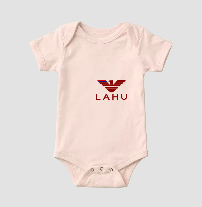 A estampa LAHU RED foi criada para quem carrega força no coração e propósito em cada passo. Sua águia vermelha simboliza coragem, liderança e a capacidade de superar qualquer desafio sem perder a conexão com suas origens - Imagem 5