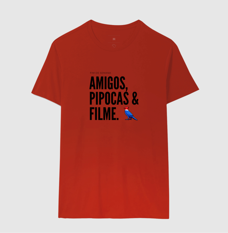Essa estampa combina com quem tem um estilo urbano e alegre. É uma peça que comunica personalidade e bom humor, ótima para usar em encontros de fim de semana ou para presentear alguém que adora cinema e diversão. - Imagem 8