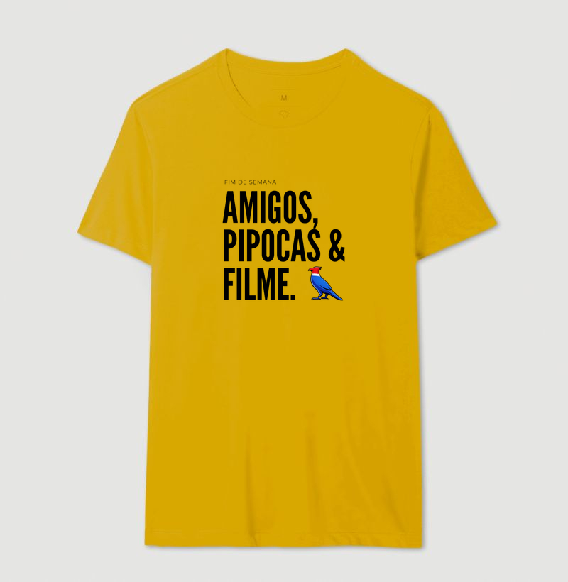 Essa estampa combina com quem tem um estilo urbano e alegre. É uma peça que comunica personalidade e bom humor, ótima para usar em encontros de fim de semana ou para presentear alguém que adora cinema e diversão. - Imagem 12