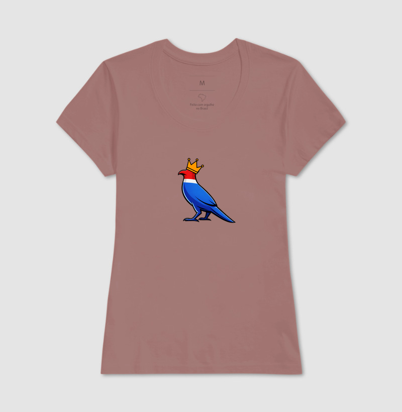 👑 O Carcará colocou sua coroa!  Mais que uma estampa, é um grito de orgulho nordestino. O Rei do Sertão surge com suas cores vibrantes — vermelho, branco e azul — representando a força, coragem e resistência de um povo que nunca se curva diante das dificuldades. - Imagem 17