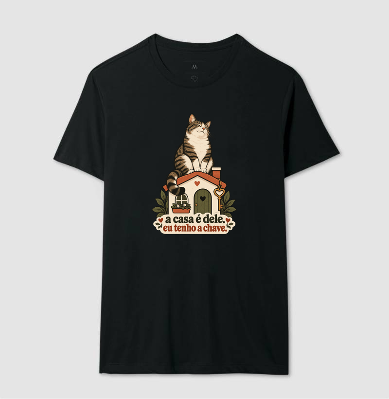 Camiseta Gato Humor "a casa é dele. eu tenho a chave." | Pelo & Pano - Imagem 2