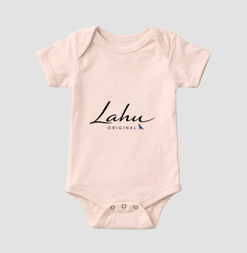 ✨ Essa estampa é um exemplo perfeito de elegância minimalista. O design apresenta o nome “Lahu” em uma caligrafia fluida e sofisticada, transmitindo leveza e autenticidade. Abaixo, o termo “ORIGINAL” surge em letras maiúsculas, equilibrando o conjunto com um toque de modernidade e firmeza. - Imagem 5