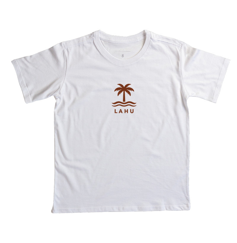 “Vista o verão o ano inteiro. A estampa LAHU é mais que um visual — é um estilo de vida. Inspirada nas praias tropicais e na leveza dos dias ensolarados, ela combina elegância natural e vibração positiva. Ideal para quem busca conforto, atitude e um toque de natureza em cada detalhe.” - Imagem 2