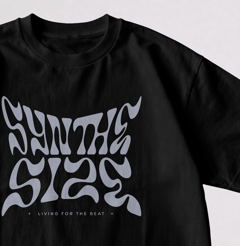 SYNTHESIZE, LIVING FOR THE BEAT. — Camiseta Oversized - Imagem 4