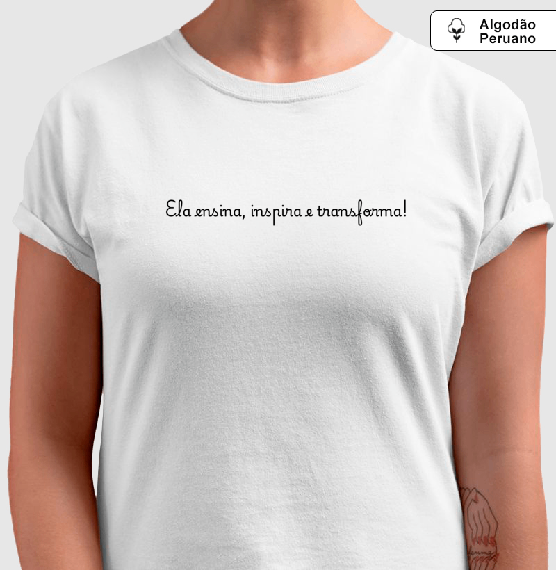 Camiseta Algodão Peruano Ela ensina, inspira e transforma - Letras Pretas - Imagem 2