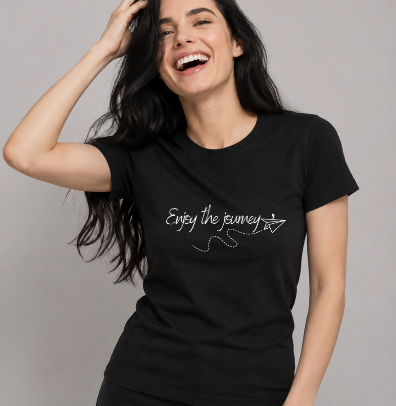 Camiseta Enjoy the Journey | Caligrafia Aviao de Papel Viagem | Colecao Viciados em Viagem - Imagem 3