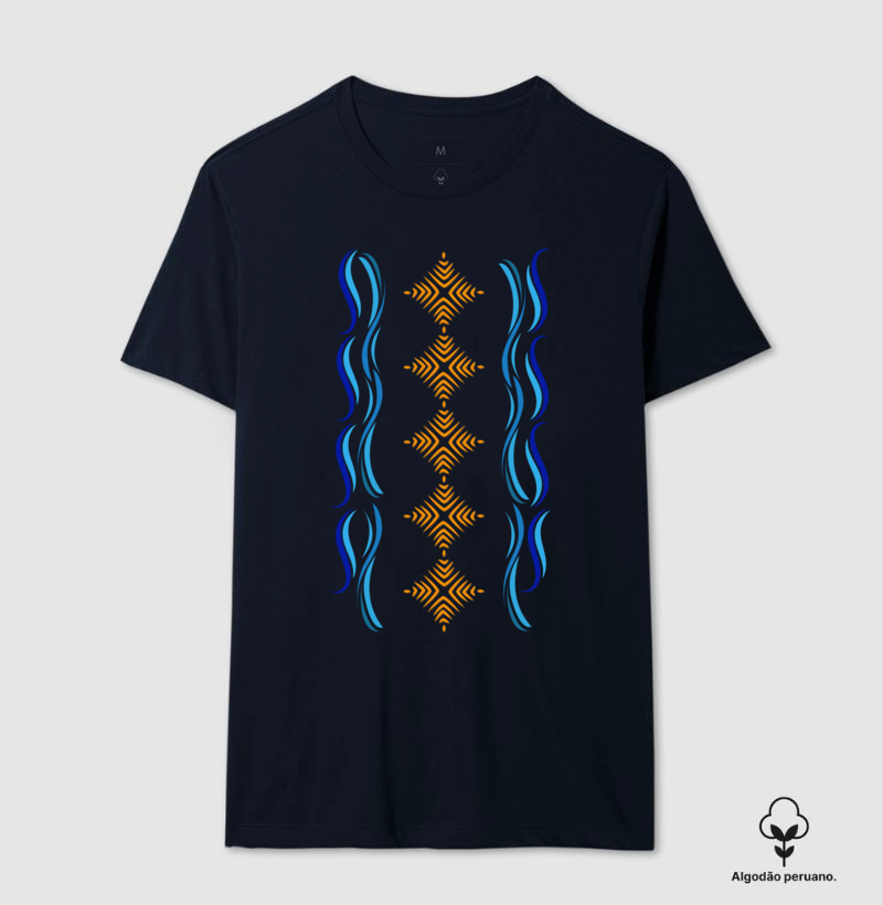 T-shirt Indígena- Grafismo Tsamata Piruara – A Escama que Guarda o Movimento do Rio - Imagem 3