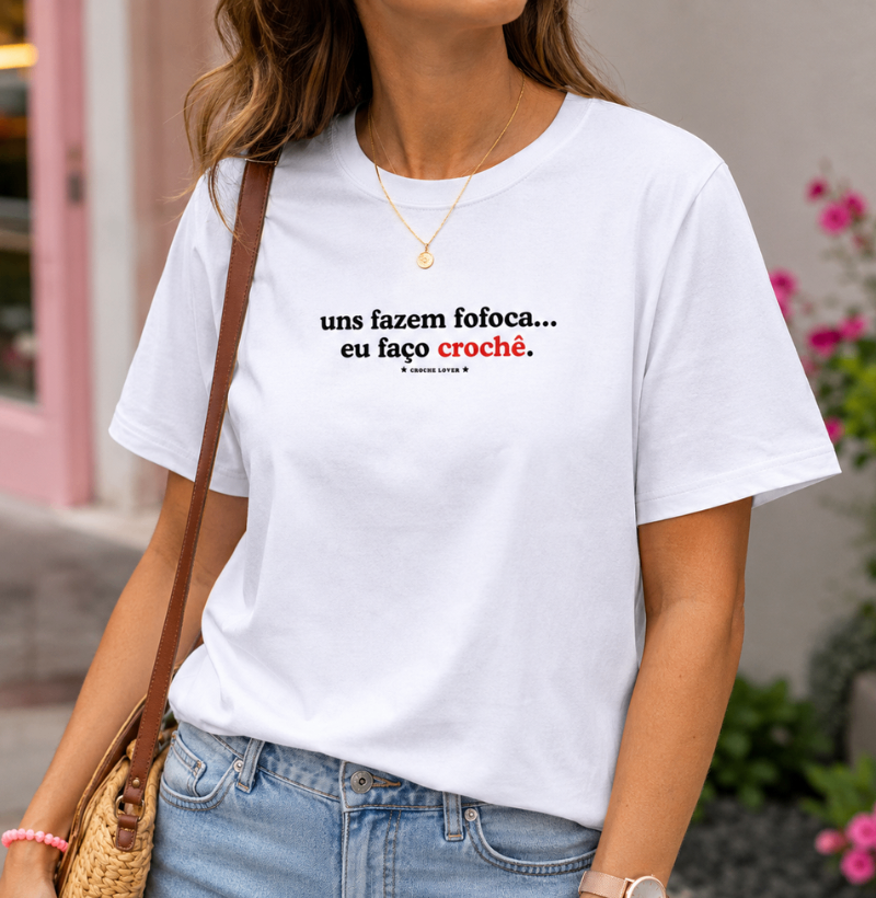 Camiseta Frase Uns Fazem Fofoca, Eu Faço Crochê - Imagem 2