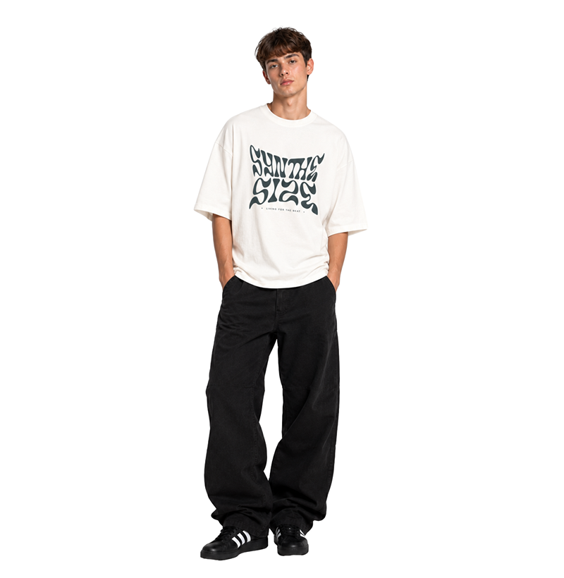 SYNTHESIZE, LIVING FOR THE BEAT. — Camiseta Oversized - Imagem 3