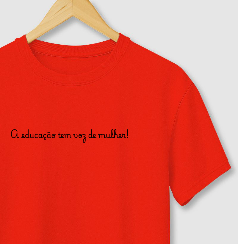Camiseta A educação tem voz de mulher - Letras Pretas - Imagem 4