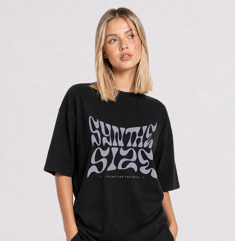 SYNTHESIZE, LIVING FOR THE BEAT. — Camiseta Oversized - Imagem 2