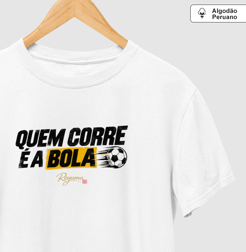 "Quem corre é a Bola" - Futebol - Camiseta Algodão Peruano Masculina, Feminina e Babylook - Imagem 2