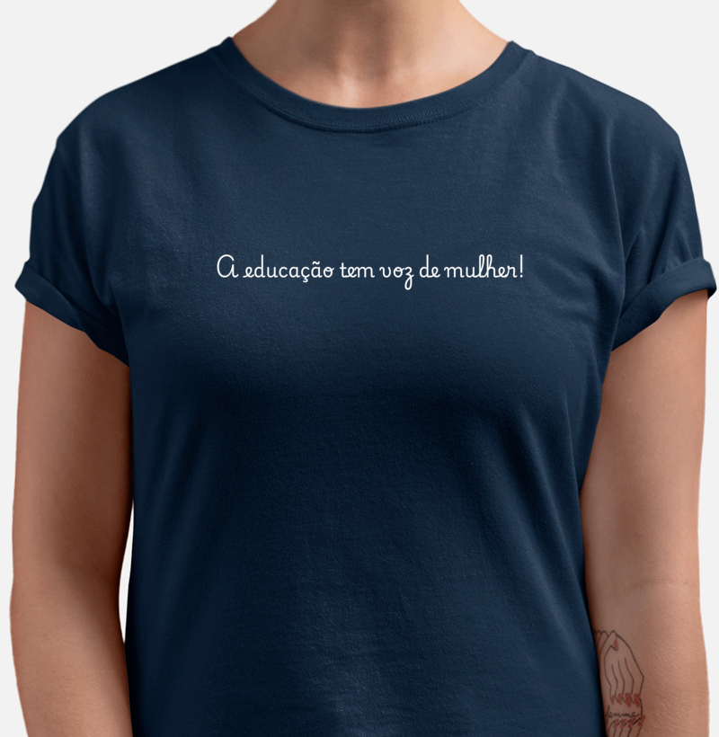 Camiseta A educação tem voz de mulher - Letras Brancas - Imagem 2