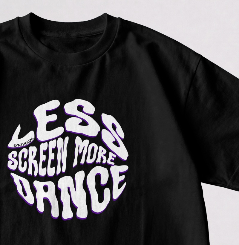 LESS SCREEN, MORE DANCE! — Camiseta Oversized - Imagem 2