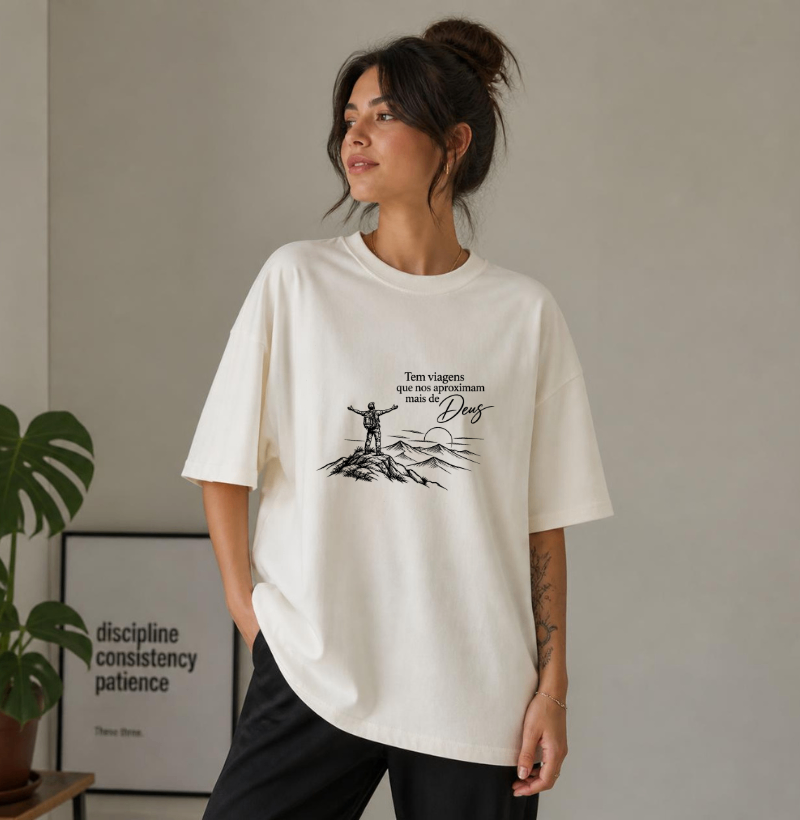 Camiseta Oversized | Unissex | Tem Viagens que nos Aproximam de Deus - Imagem 4