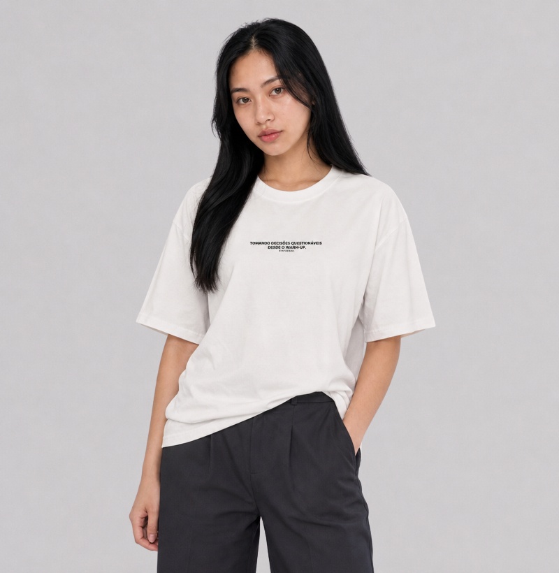 TOMANDO DECISÕES QUESTIONÁVEIS — Camiseta Oversized - Imagem 2