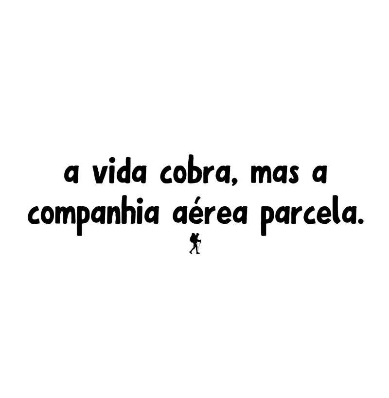 Camiseta A Vida Cobra mas a Companhia Aerea Parcela | Humor Viagem Tipografia | Colecao Viciados em Viagem - Imagem 2