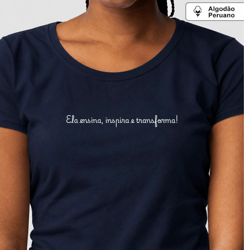 Camiseta Algodão Peruano Ela ensina, inspira e transforma - Letras Brancas - Imagem 2