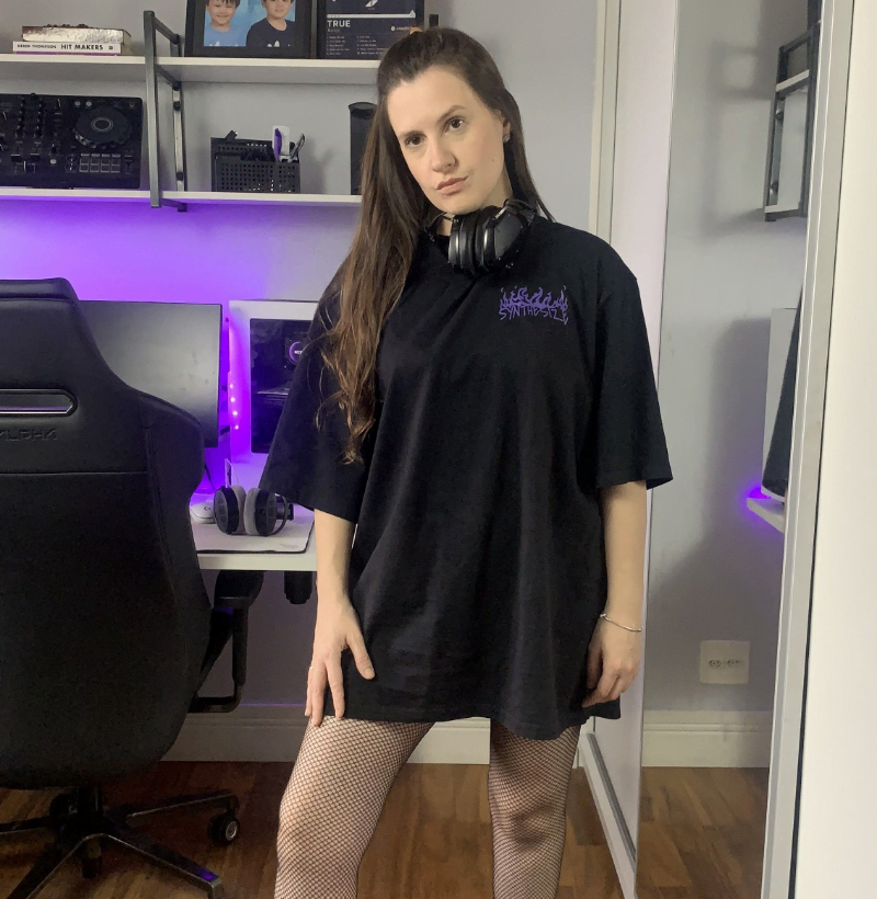 SYNTHESIZE ON FIRE — Camiseta Oversized - Imagem 3