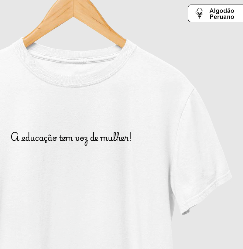 Camiseta Algodão Peruano - A educação tem voz de mulher - Letras Pretas - Imagem 4