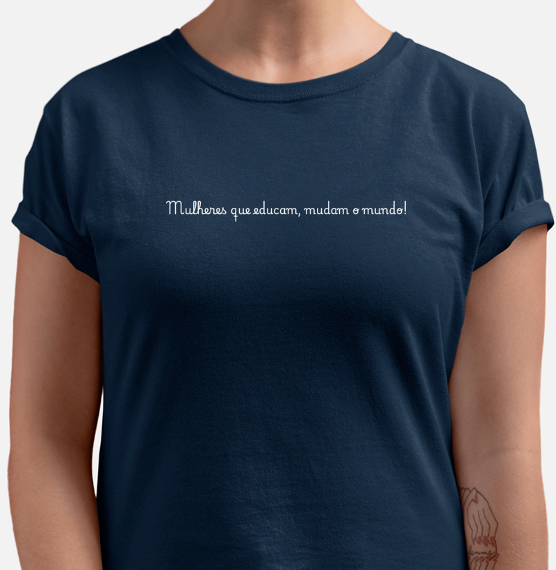 Camiseta Mulheres que educam mudam o mundo - Letras Brancas - Imagem 2