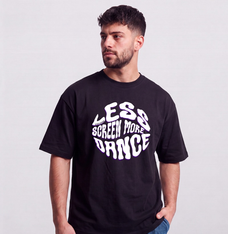 LESS SCREEN, MORE DANCE! — Camiseta Oversized - Imagem 3