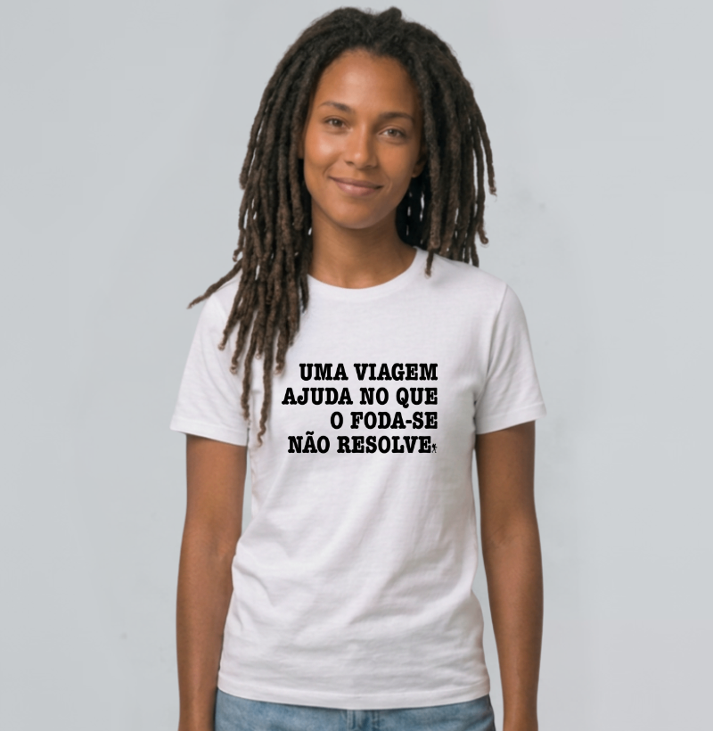 Camiseta Uma Viagem Ajuda no que o Foda-se Nao Resolve | Humor Viagem Bold | Colecao Viciados em Viagem - Imagem 3