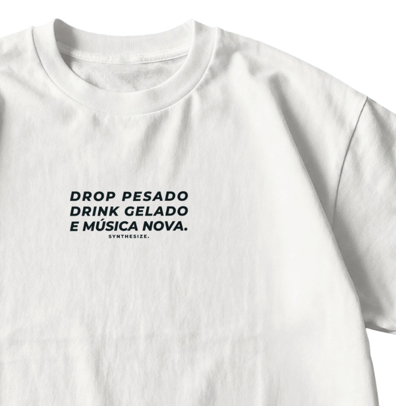 DROP PESADO, DRINK GELADO E MÚSICA NOVA — Camiseta Oversized - Imagem 3
