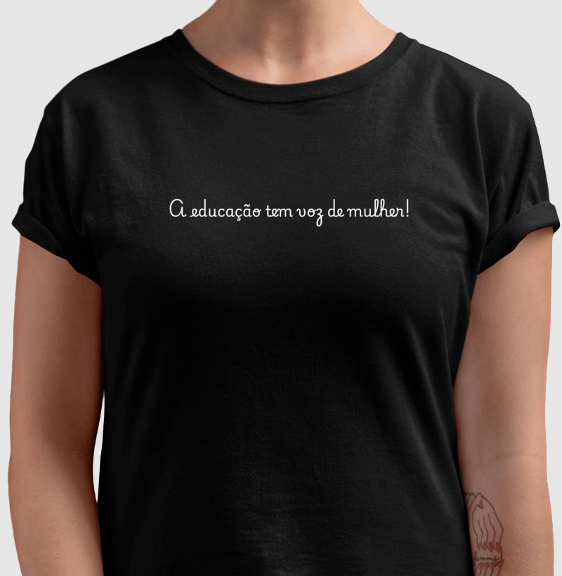 Camiseta A educação tem voz de mulher - Letras Brancas - Imagem 4