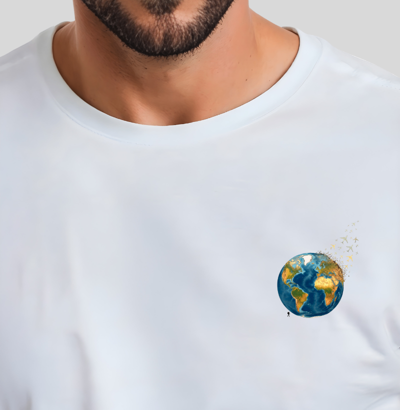 Camiseta Globo Terrestre Avioes Dispersos Bolso | Arte 3D Viagem Mundo Pocket | Colecao Viciados em Viagem - Imagem 3
