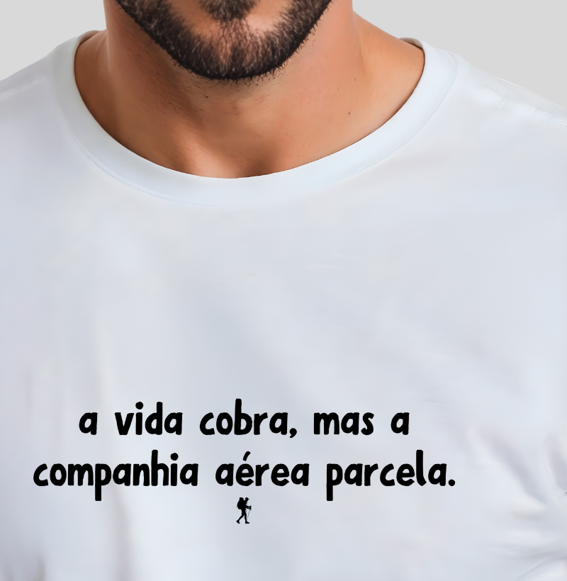 Camiseta A Vida Cobra mas a Companhia Aerea Parcela | Humor Viagem Tipografia | Colecao Viciados em Viagem - Imagem 3
