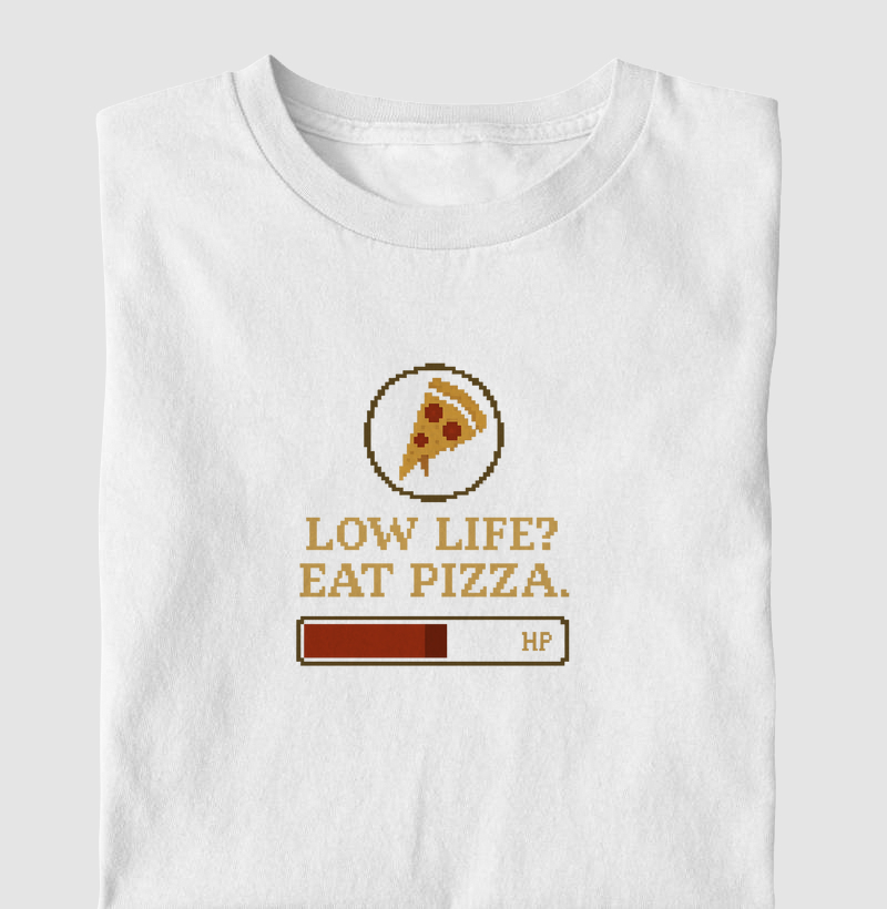 Camiseta Gamer “Low Life? Eat Pizza.” – Versão RPG Pixel | ManaMoney