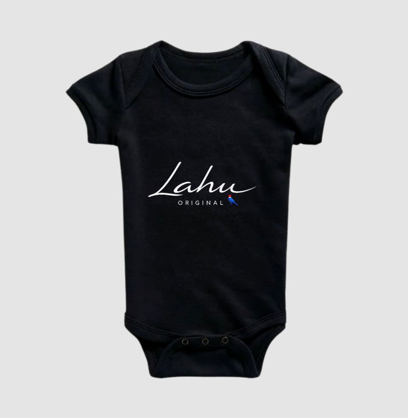 ✨ Essa estampa é um exemplo perfeito de elegância minimalista. O design apresenta o nome “Lahu” em uma caligrafia fluida e sofisticada, transmitindo leveza e autenticidade. Abaixo, o termo “ORIGINAL” surge em letras maiúsculas, equilibrando o conjunto com um toque de modernidade e firmeza. - Body Infantil