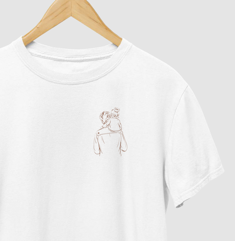 Pai com a filha nos ombros de costas