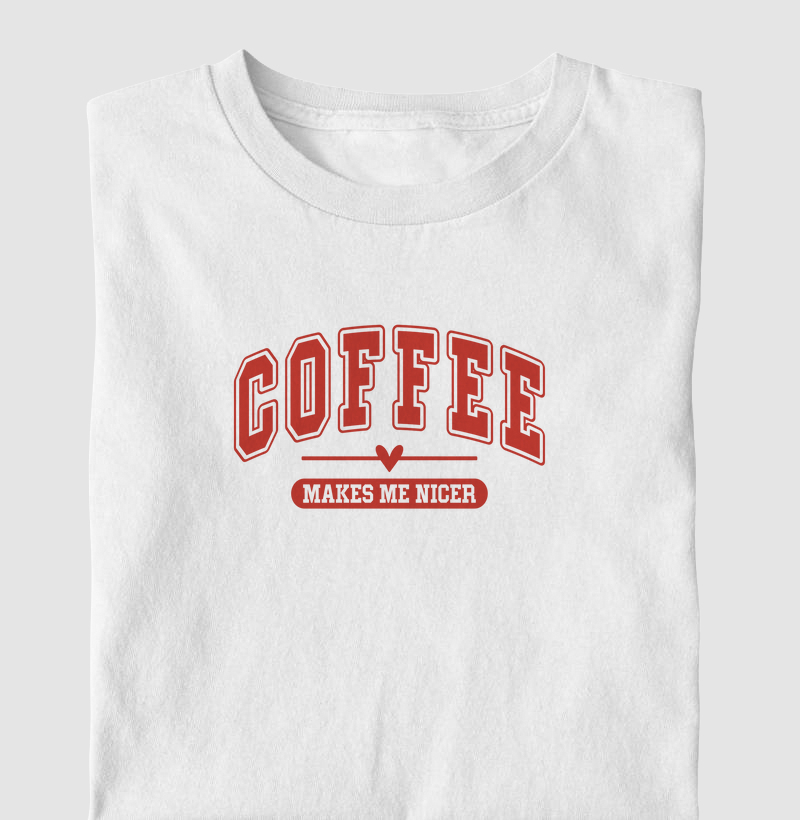 Camiseta Coffee Makes me Nicer Fonte Vermelha Algodão Nacional