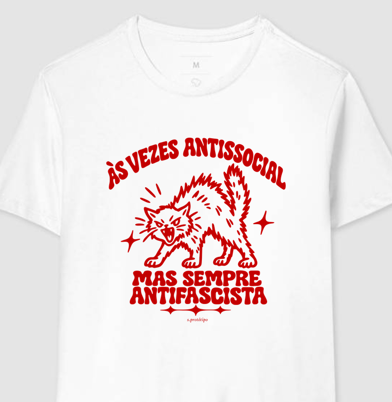 Camiseta Às Vezes Antissocial, Mas Sempre Antifascista (a virada)