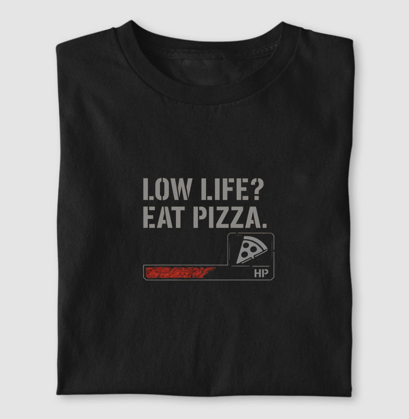 Camiseta Gamer “Low Life? Eat Pizza.” – Estilo FPS Tático | ManaMoney