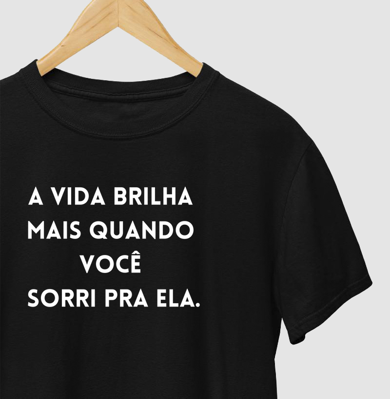 A vida brilha mais quando você sorri pra ela.