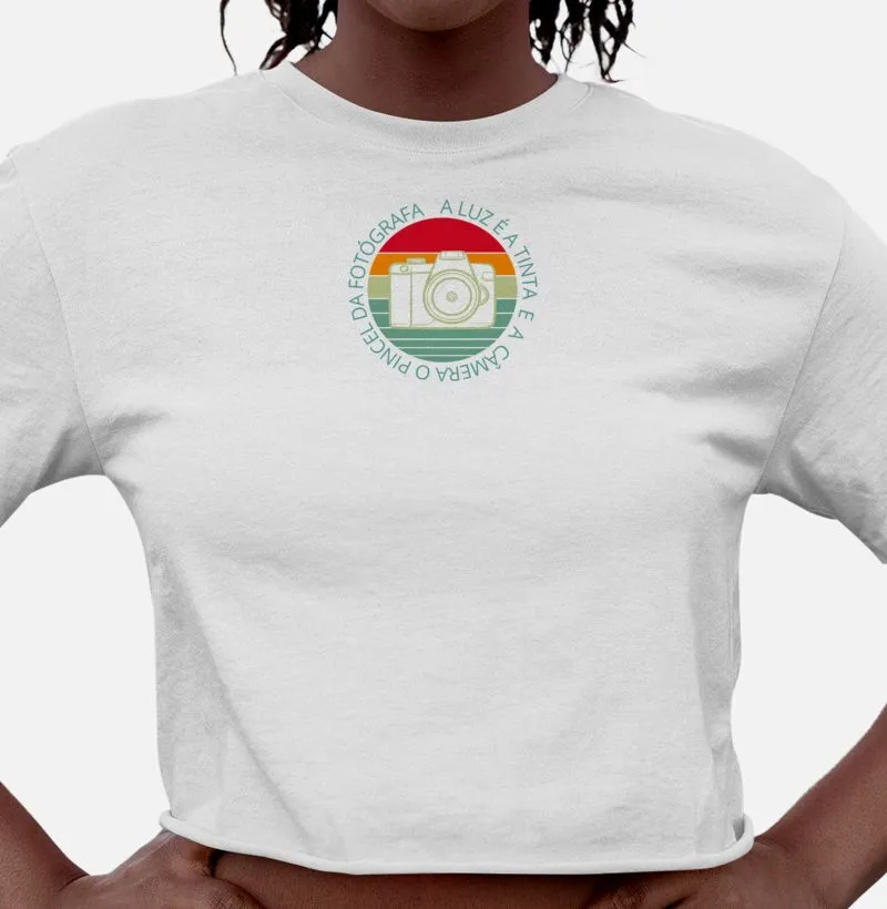 Camiseta feminina cropped a luz é a tinta