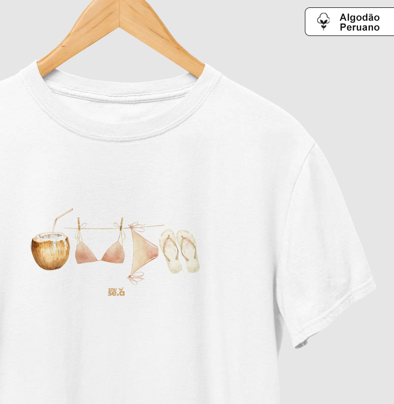 Agua de coco, biquini e chinelo