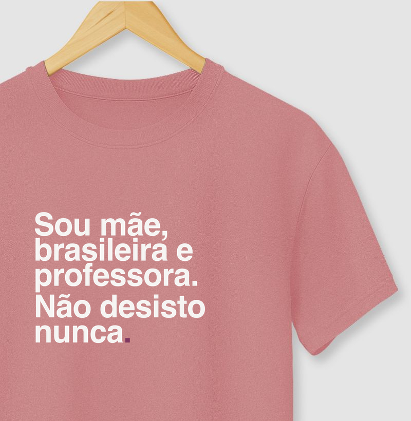 Sou mãe, brasileira e professora.