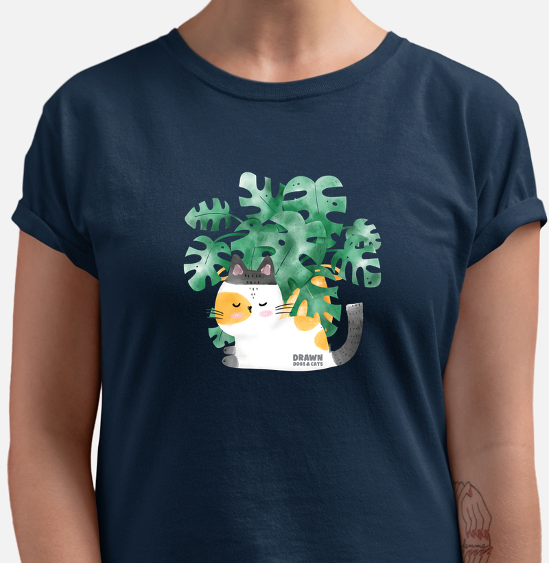 Gatinho branco e folhas de costela de Adão