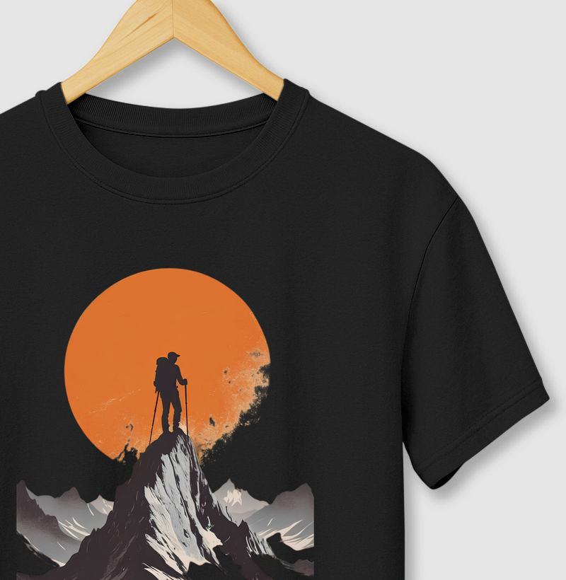 Camiseta Trilheiro no Topo da Montanha | Sol Laranja Silhueta Aventura | Colecao Fashion Travel
