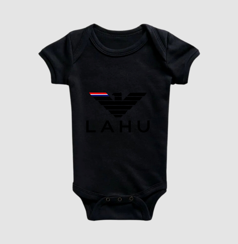 Vestir essa estampa é carregar uma promessa: não é só roupa, é postura. É ser LAHU. 💎 Original em essência, poder em cada traço. Lahu — o estilo de quem sabe o seu valor. - Body Infantil