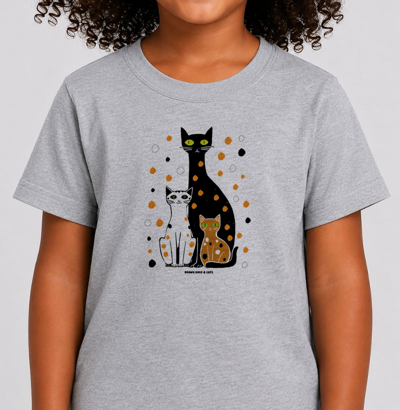 Três gatos e bolinhas