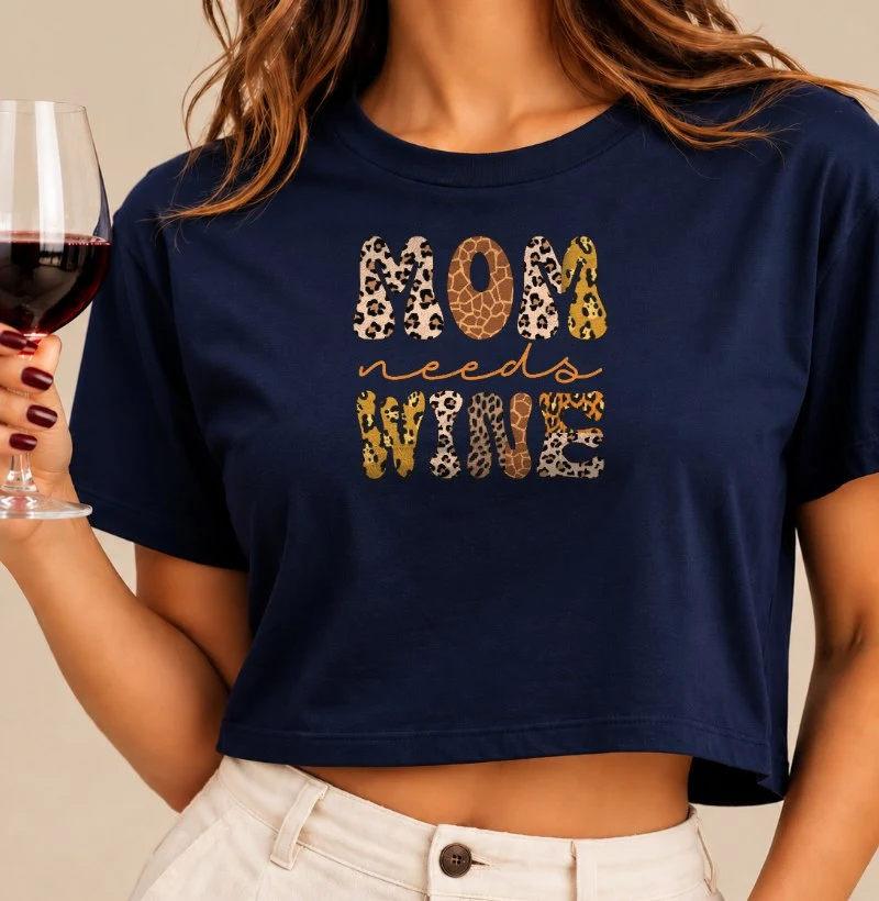 Camiseta Mom Needs Wine - Cropped