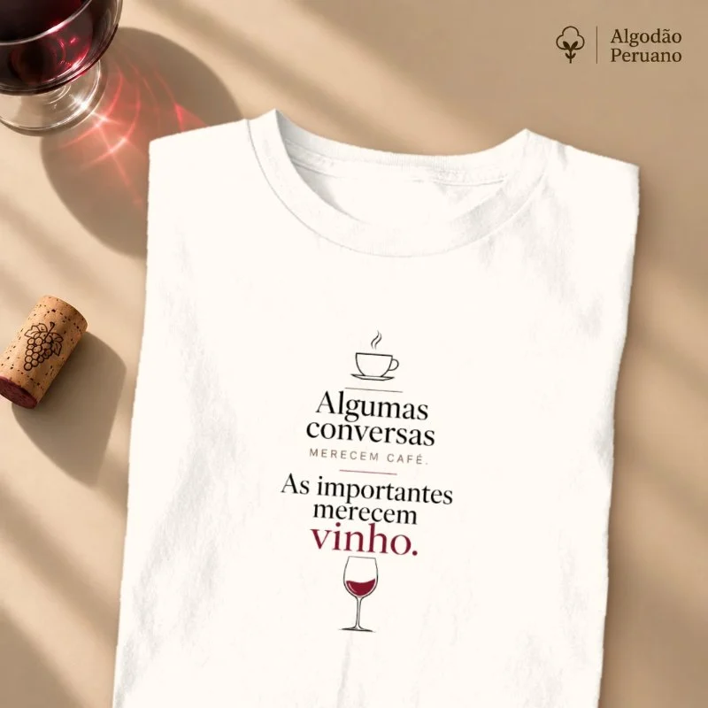 Camiseta Algumas Conversas Merecem Café. As Importantes Merecem Vinho. - Camiseta Algodão Peruano