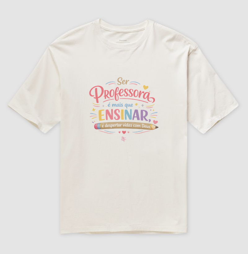 Ser professora é mais que ensinar, é despertar vidas com Deus. - Camiseta Oversized