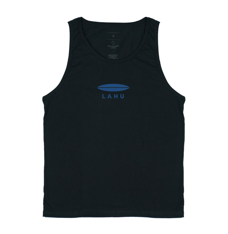 Minimalista, elegante e poderosa — essa estampa da LAHU traduz força e sofisticação em cada linha. O design limpo, com formas precisas e o azul profundo, transmite confiança e equilíbrio, evocando a energia do mar e o espírito livre de quem sabe o que quer.
