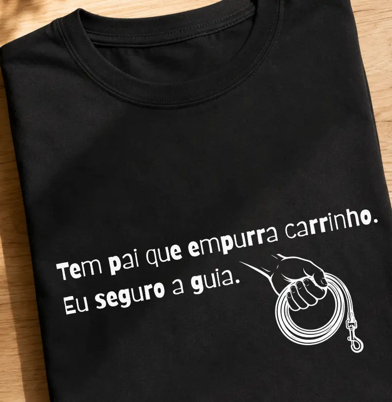 Tem pai que empurra carinho, eu seguro a guia
